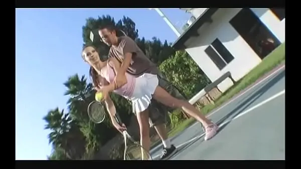 Kuumia Cheerful brunette in a short skirt gives a guy a blowjob on the tennis court siistejä videoita