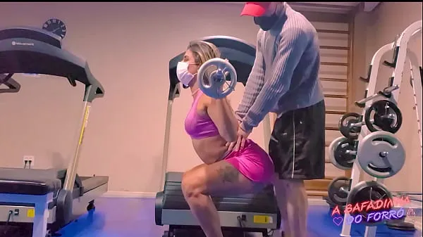 Hot Personal trainer went to help the blonde and ended up getting a hard-on - Fabio Lavatti - A Safadinha do Forró cool Videos