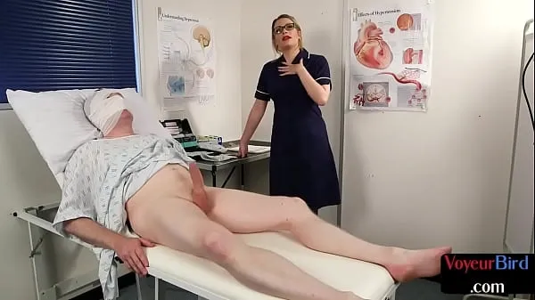 Populaire British voyeur nurse watches her weak patient wank in bed coole video's