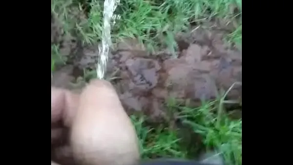 Καυτά Piddling in the wet grass δροσερά βίντεο