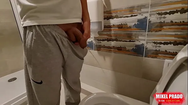 Vroči Guy films him peeing in the toilet kul videoposnetki