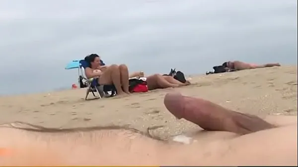 Vroči Cumshot on beach to babes kul videoposnetki