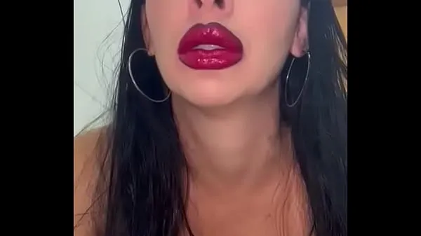 Putting on lipstick to make a nice blowjob Video sejuk panas