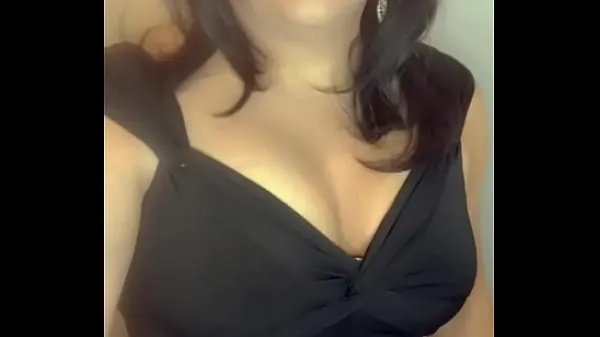 Стефани мастурбирует в черном платье