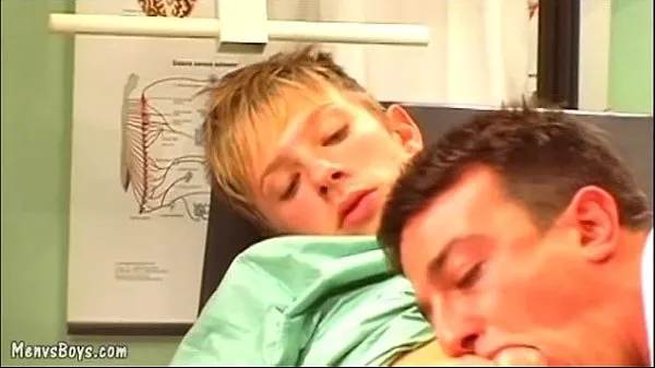 Vroči Horny gay doc seduces an adorable blond youngster kul videoposnetki