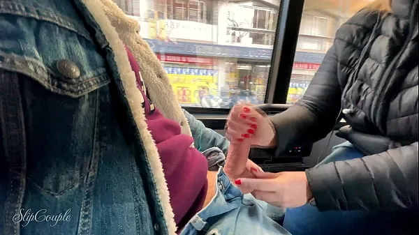 Paja con los pies, mamada y paja descuidada en un autobús público: PP