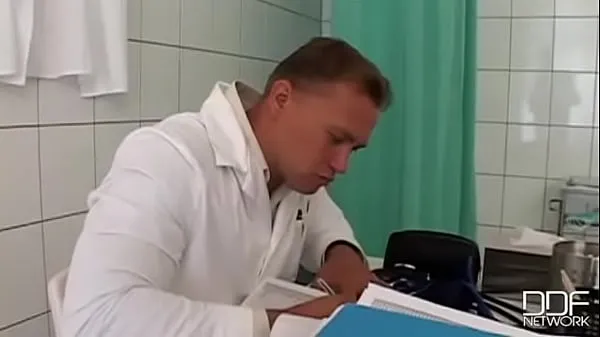 Sıcak Doctor checks this perfect throat harika Videolar