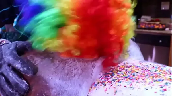 뜨겁Victoria Cakes Gets Her Fat Ass Made into A Cake By Gibby The Clown 멋진 동영상