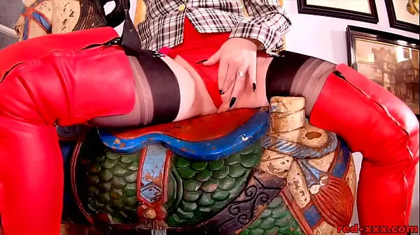Horúce Hot MILF Red XXX in her sexy red thigh high boots skvelé videá