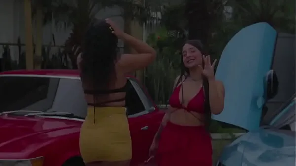 Žhavá Lesbians sit on top of luxury cars GGMansion skvělá videa