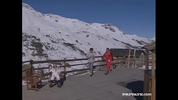 حار Vanessa Virgin Rides Out an Anal Threeway in the Alps بارد أشرطة الفيديو