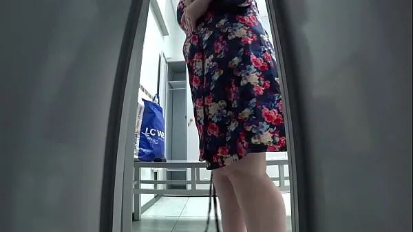 Horúce Hidden camera in a cubicle in a public locker room caught a fat mommy with an appetizing booty and saggy tits in her lens. Peeping skvelé videá