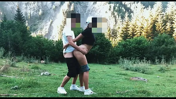 Vroči Girl fucked in the forest kul videoposnetki