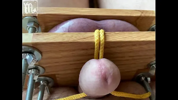 حار Vise on testicles and tied cock بارد أشرطة الفيديو