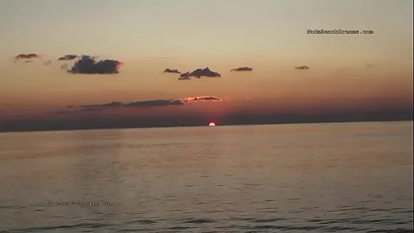 热Russian couples fuck by the sea at sunset酷视频