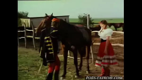 Soldado da a caballo a una joven del pueblovídeos interesantes