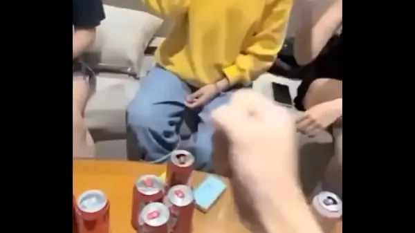 热Friends playing strip game酷视频