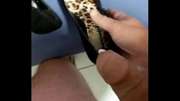 Hotte Cumming in coworker's shoes seje videoer