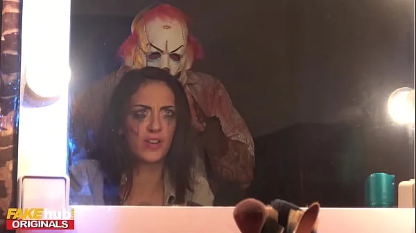뜨겁Fakehub Originals - Fake Horror Movie goes wrong when real killer enters star actress dressing room - Halloween Special 멋진 동영상