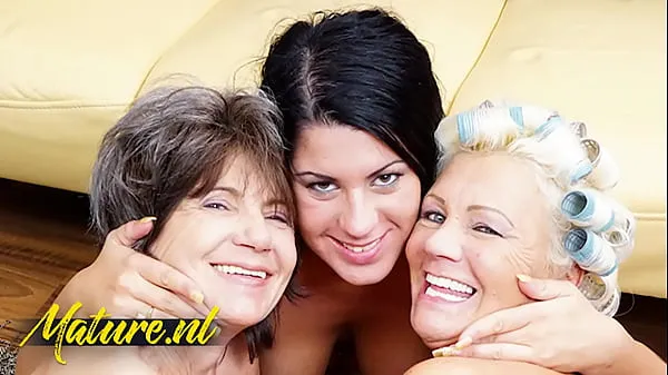 Vroči Horny Teen Rashina Invited a Lesbian Mature Couple Over For Hot Threesome kul videoposnetki