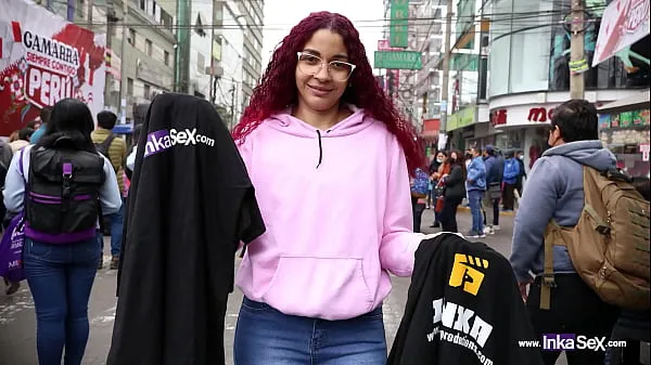 Redheaded polo shirt saleswoman caught on the streets of Gamarra-Lima, ends up being impregnated by old stranger Video sejuk panas