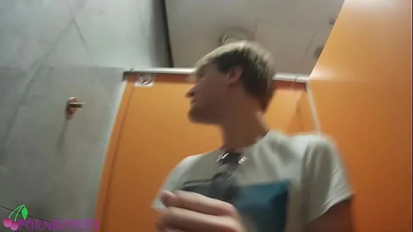 Vroči College friends having gay fun in public toilet kul videoposnetki