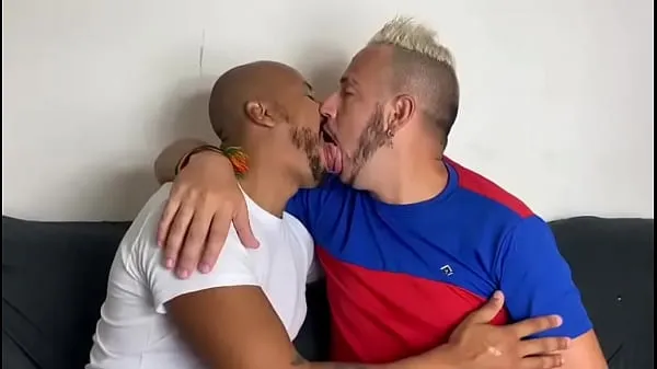 Populaire hot kiss between latin males coole video's