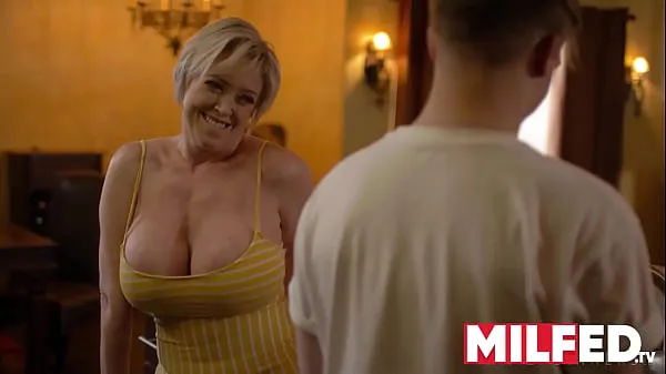 Καυτά Mother-in-law Seduces him with her HUGE Tits (Dee Williams) — MILFED δροσερά βίντεο