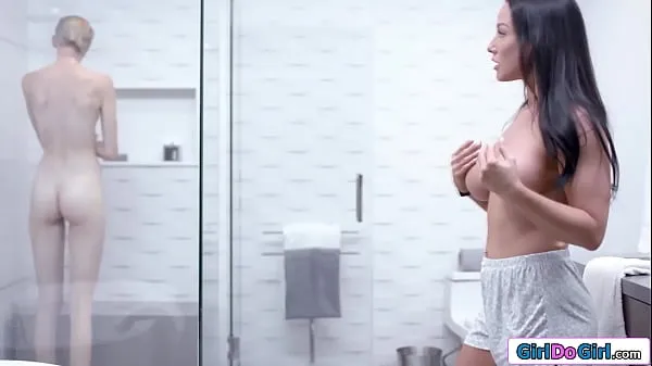Teen shower pussy licking a big tit milf Video sejuk panas
