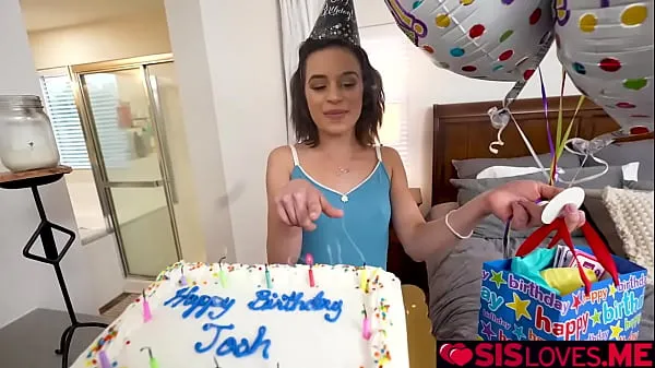 Sıcak Joshua Lewis celebrates birthday with Aria Valencia's delicious pussy harika Videolar