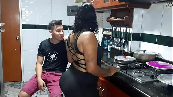 Vroči My stepmother gets horny in the kitchen. what a rich pussy it has kul videoposnetki