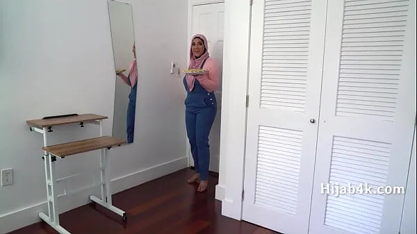 热Corrupting My Chubby Hijab Wearing StepNiece酷视频