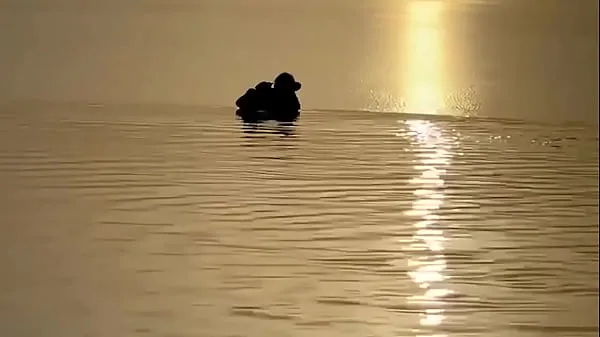 Горячие Моника Фокс плавает в море на закате крутые видео
