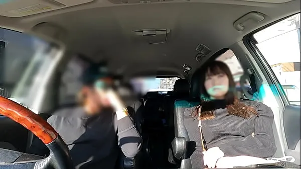 Völlig echte Japanerin [versteckte Aufnahme] Ordentliche, aber babygesichtige große Brüste, die von oben auf dem Strick zu sehen sind Unerwartete Belichtung Geständnis „Ich will Sex im Auto haben“ während der Fahrt un