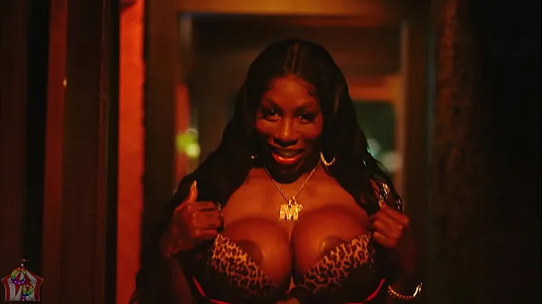 Hot Ebony Mystique Gets a "Big" Surprise On Valentines Day kule videoer
