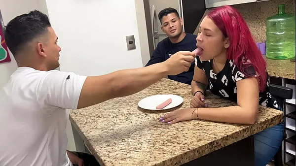뜨겁Housewife Wife Likes to Suck Sausage When her Husband's Friend Takes It in His Mouth She Turns into a Slut in Front of her Cuckold Husband 멋진 동영상