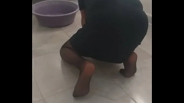 حار Sexy stepmother in hijab is cleaning house بارد أشرطة الفيديو