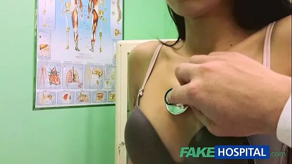 Hot FakeHospital Slim skinny young student gets the doctors creampie kule videoer