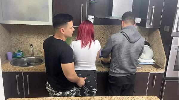 Hot Wife and her Husband Cooking but Ops his Friend Gropes his Wife Next to the NTR Netorare NTR kule videoer