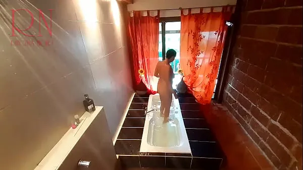 Peep. Voyeur. Housewife washes in the shower with soap, shaves her pussy in the bath. 2 1 Video sejuk panas