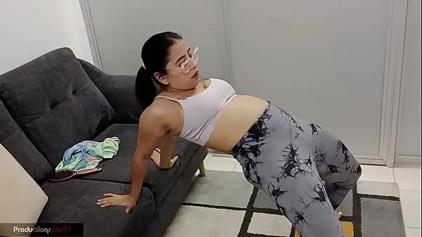 뜨겁I get excited to see my stepsister's big ass while she exercises, I help her with her routine while groping her pussy 멋진 동영상