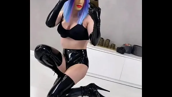 Horúce Slutty Rubber Doll in latex lingerie and high heels skvelé videá