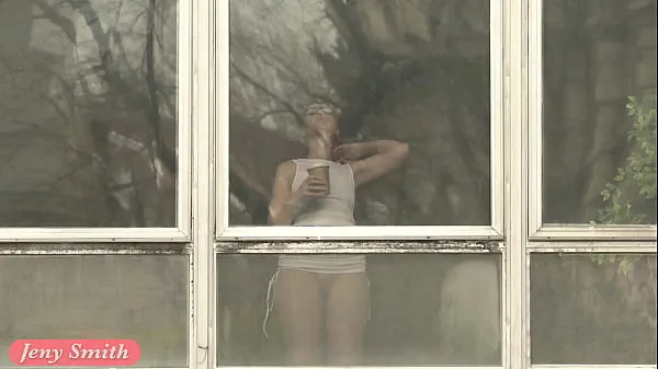 Джени Смит дразнит незнакомцев через окно