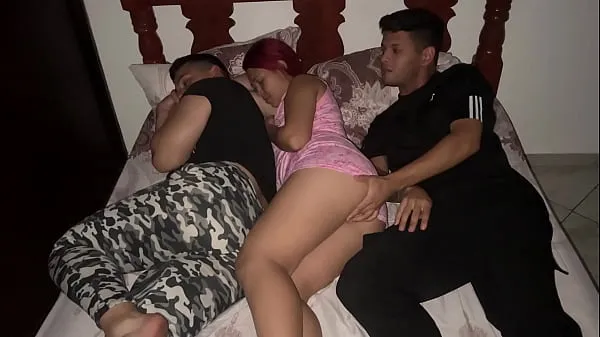 Sıcak I don't like sharing a bed with my girlfriend's best friend because I feel like he fucks her next to my NTR harika Videolar