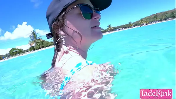 Vidéos chaudes Couple en vacances baise publique à la plage Creampie sous l'eau cool