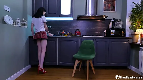 Sıcak Hottie goes for a solo in the kitchen harika Videolar