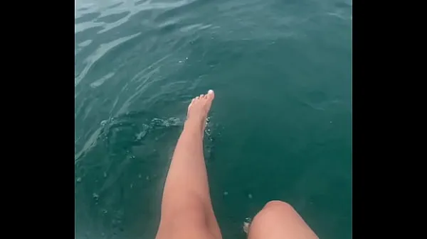 Vidéos chaudes The warm sea water caresses my feet cool