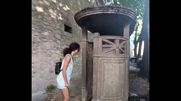 Vídeos quentes Eu faço xixi lá fora em um banheiro medieval legais