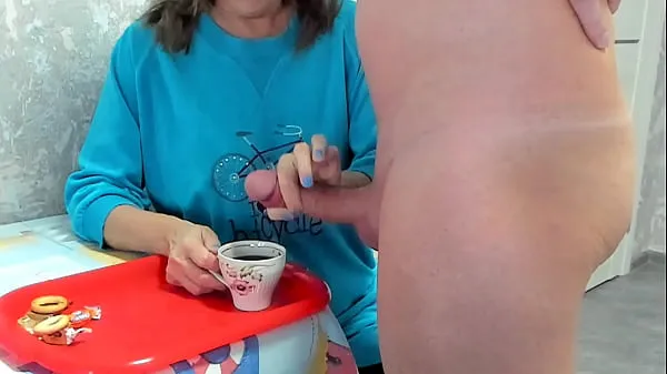 Trentenaire mamie boit du café avec du sperme tabou, grosse bite énorme charge