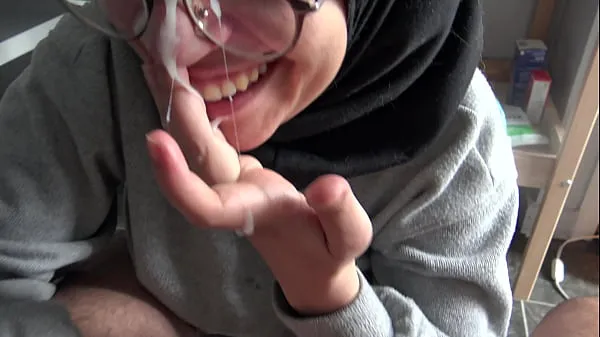 Vroči A Muslim girl is disturbed when she sees her teachers big French cock kul videoposnetki